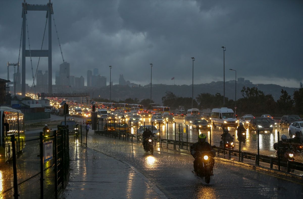 Meteorolojiden İstanbulda 10 ilçe için sel uyarısı Meteorolojiden İstanbulda 10 ilçe için sel uyarısı
